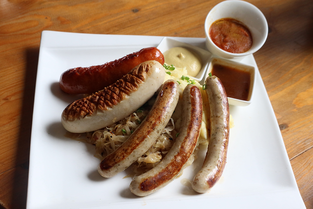 ไส้กรอกย่างสาม อย่าง