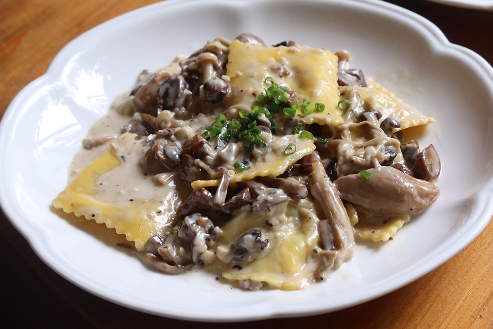 ราวิโอลีไส้ผักแรดิคิโอ้(Radicchio) ซอสครีมเห็ด