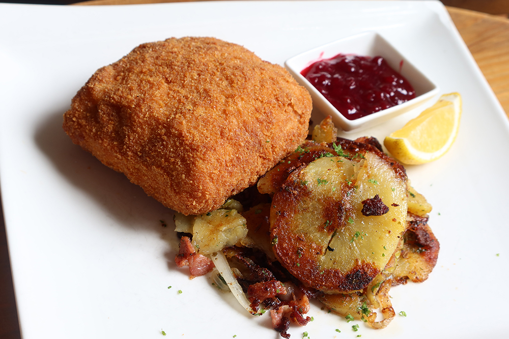 พอร์ค กอร์ดองเบลอ(Pork Cordon Bleu)