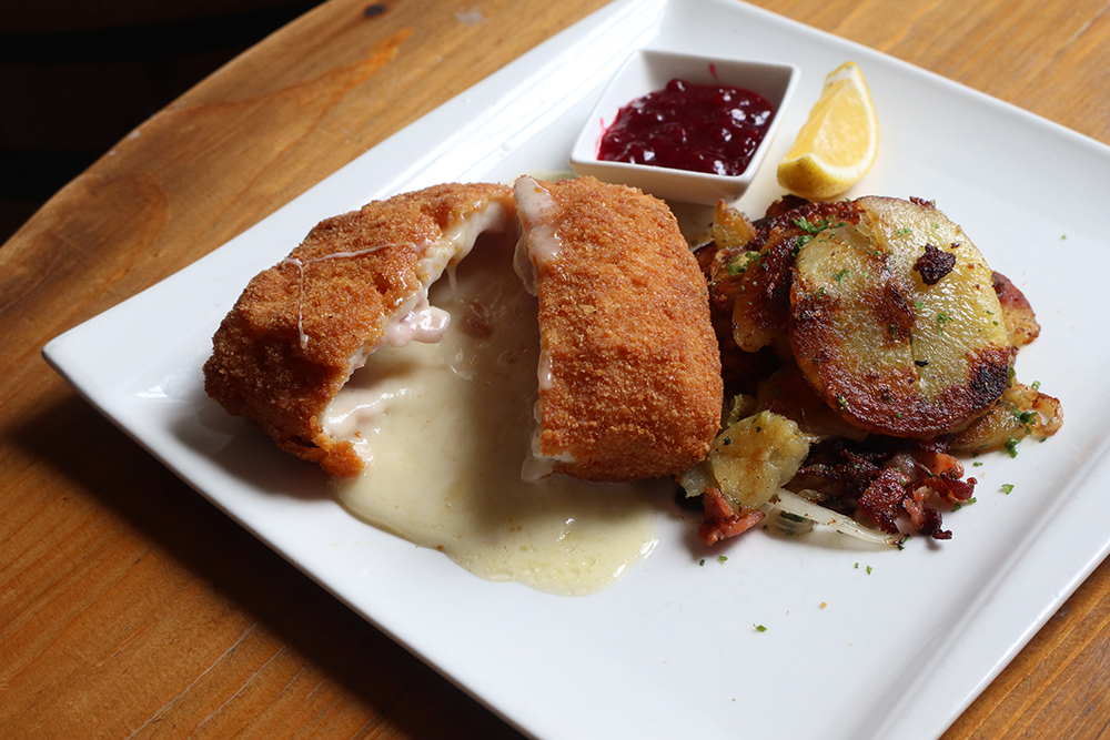 พอร์ค กอร์ดองเบลอ(Pork Cordon Bleu)