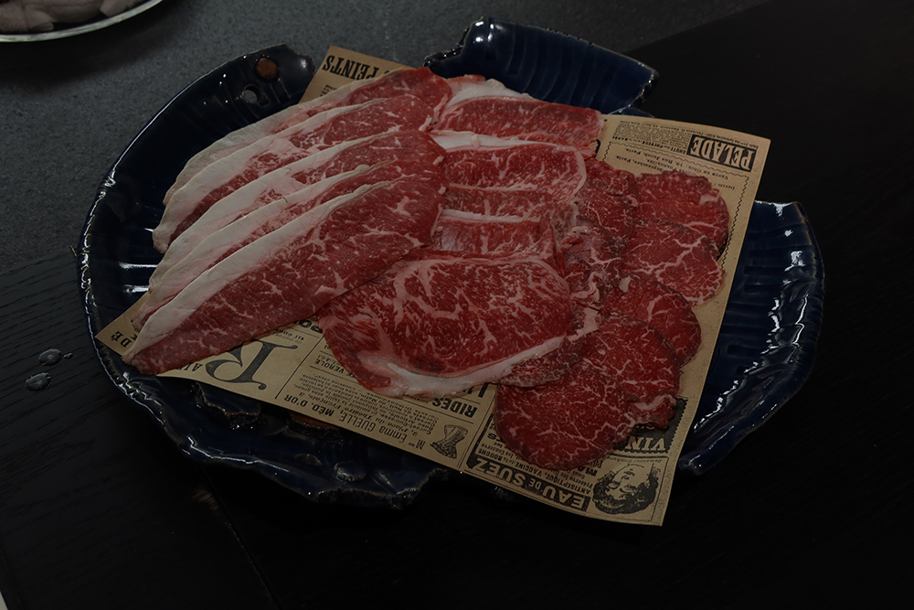 เนื้อสามอย่างจุ่มในชาบูนำมันเนื้อ