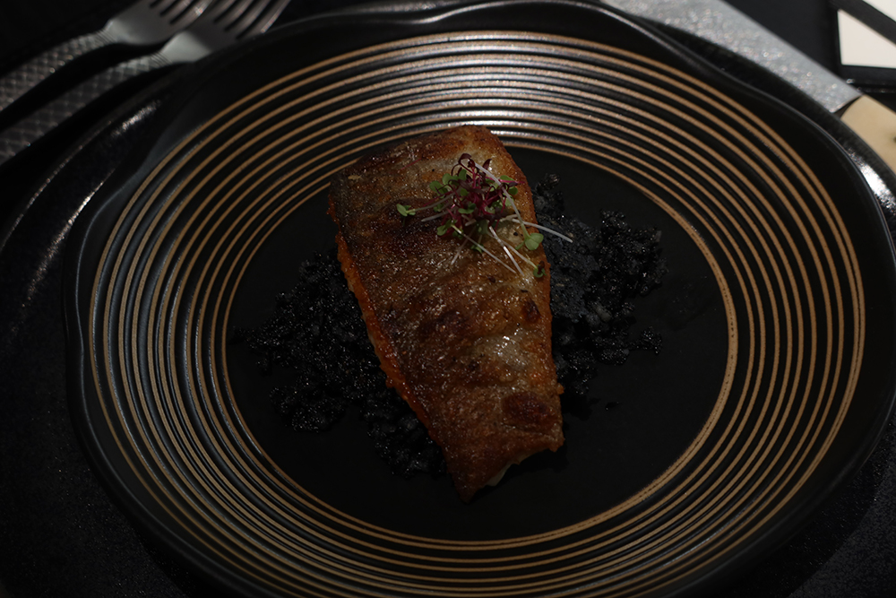 ปลากะพงขาวกับข้าวผัดสเปนชาโคล