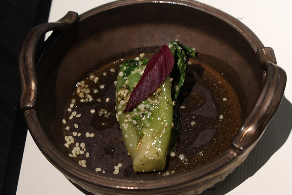 ผักสลัดเบบี้คอสจุ่มในน้ำมันเนื้อ