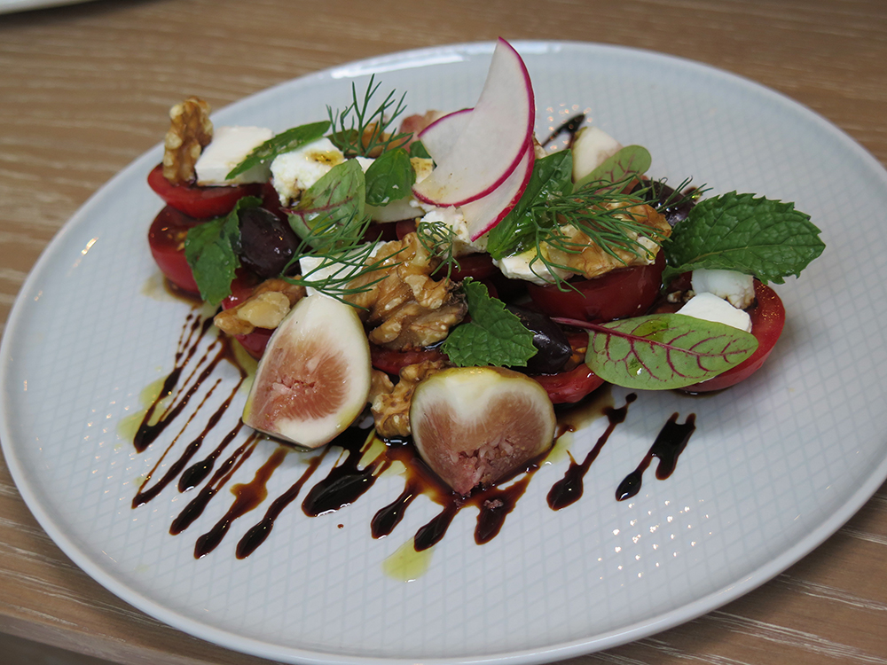 สลัดTomato-Herbs-Cheese