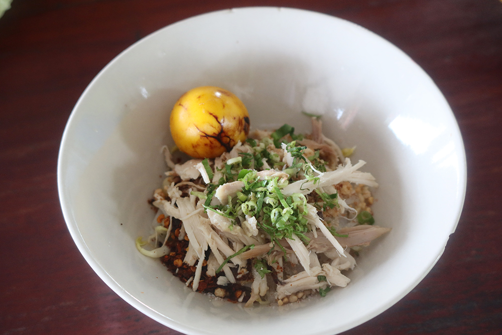 เล็กแห้งไก่ฉีกใส่ไข่อ่อน