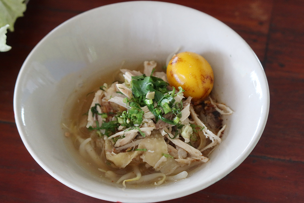 บะหมี่เป๊าะต้มยำใส่ไข่อ่อน