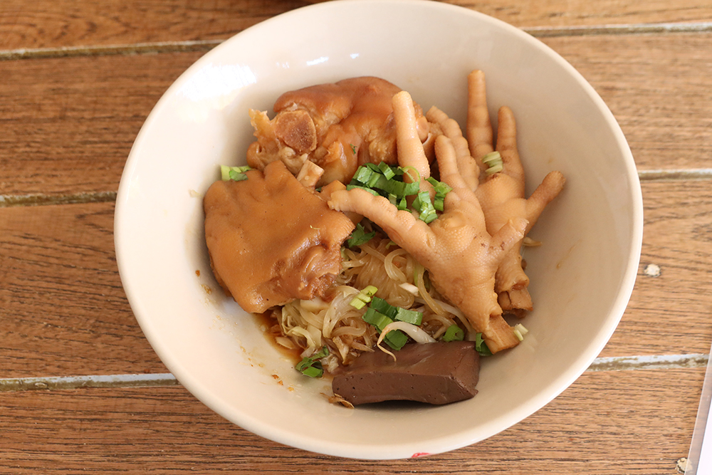เส้นเล็กแห้งคากิกับตีนไก่