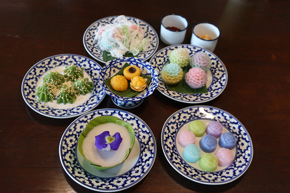 ข้าวหนมอร่อย ขนมชั้น ตะโก้เผือก ช่อผกากรอง เปียกปูนกะทิสด ขนมมงคล