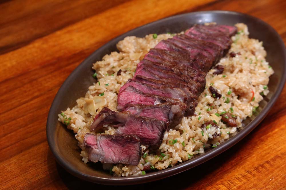 ข้าวผัดมันเนื้อ โปะหน้าด้วยเนื้อสันนอกวากิวออสเตรเลีย