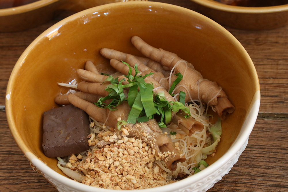 หมี่แห้งต้มยำตีนไก่