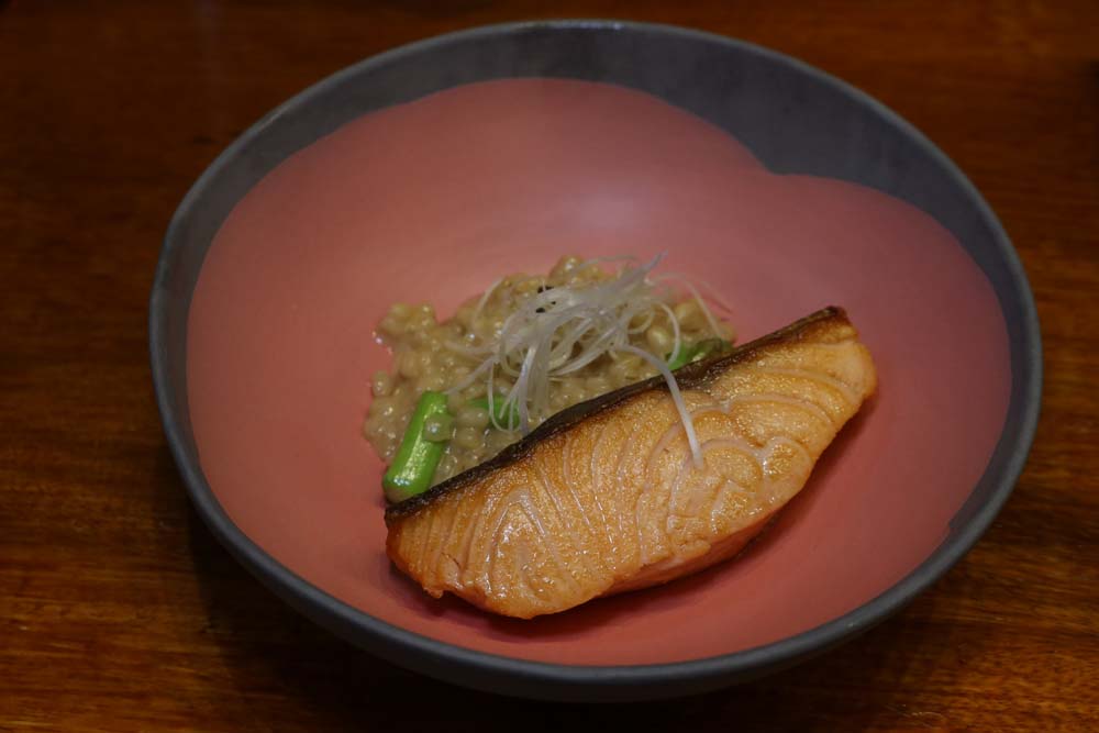 ริซอตโต้ข้าวบาร์เลย์ปรุงด้วย Awase Miso กับแซลมอนย่าง