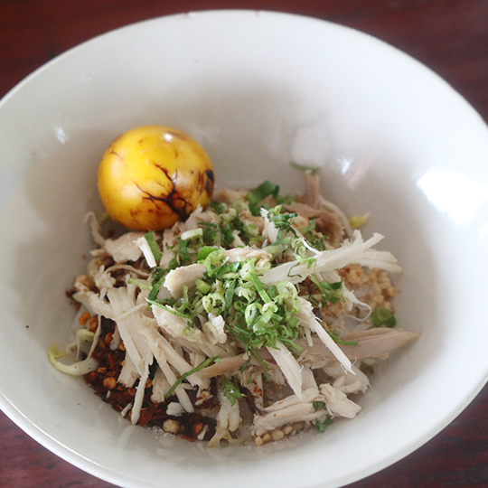 ก๋วยเตี๋ยวเรือไก่ฉีกป้าปุ๊ อ.เสนา