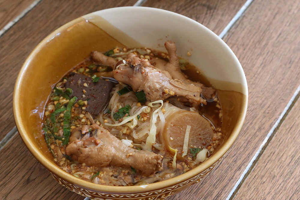 เส้นเล็กต้มยำน่องไก่ ตีนไก่ ใส่เลือด