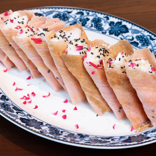 ความอร่อยรสละมุนของเมนู “ทองพับไส้มะพร้าวอ่อน”  (เซฟอิน ณรงค์ฤทธิ์ แซ่ขอ)