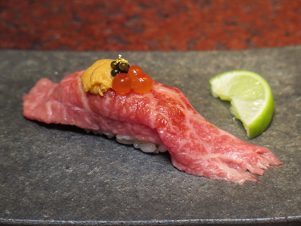 ซูชิเนื้อวากิว 3 รสชาติ โปะหน้าด้วยไข่หอยเม่น ไข่ปลาแซลมอน และคาเวียร์