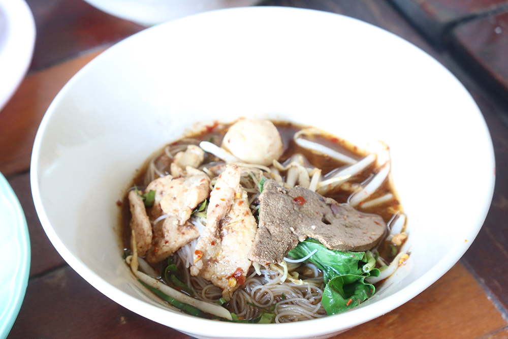 หมี่หมูน้ำตก