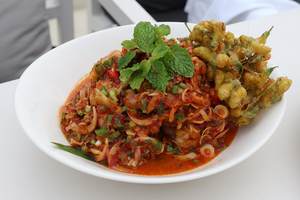 พล่ากุ้งดอกโสนกรอบ
