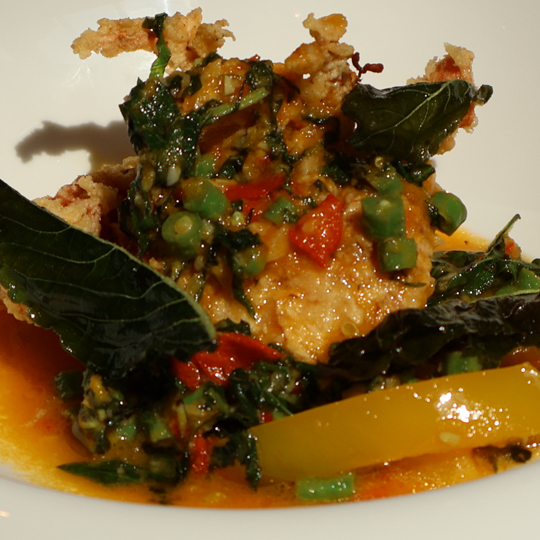 การเตรียมวัตถุดิบในการทำเมนูปูนิ่มผัดพริกเหลือง (เชฟเป่าเป้ เจสสิก้า หวัง)