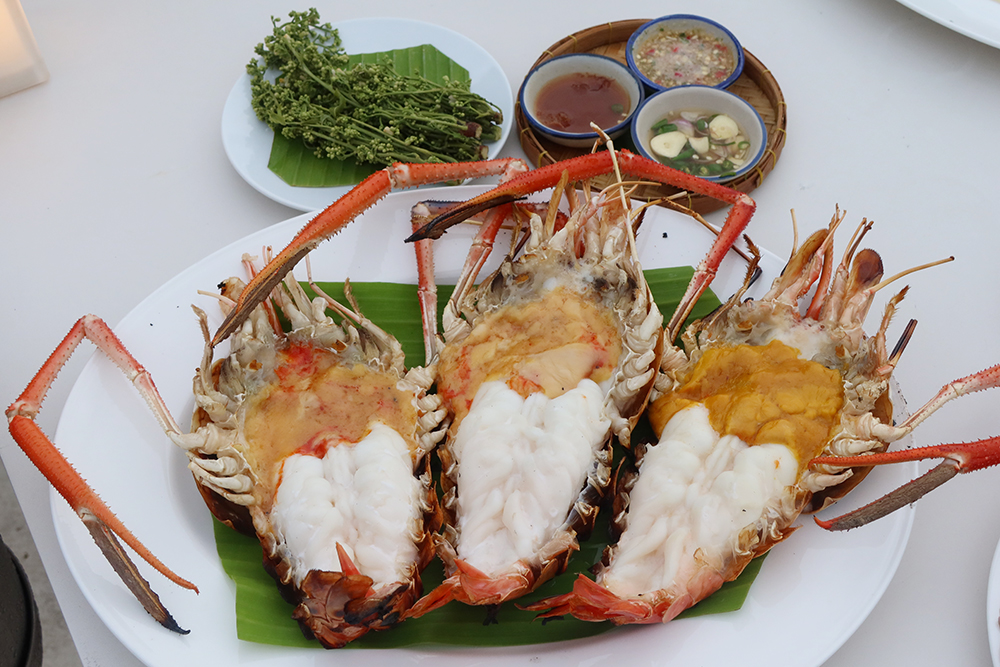 กุ้งแม่น้ำเผาย่างถ่าน สะเดาน้ำปลา
