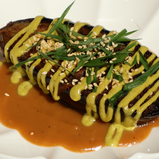 วิธีการย่างมะเขือม่วงในการทำเมนูมะเขือม่วงย่างซอสมิโซะ (เชฟเป่าเป้ เจสสิก้า หวัง)