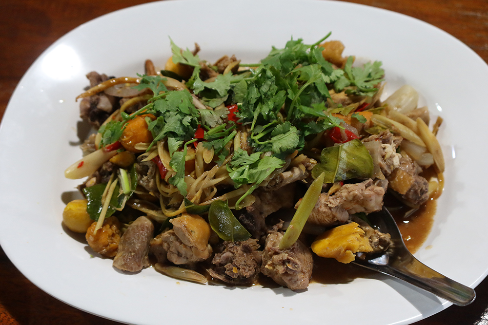 ไก่บ้านกับพวงไข่อ่อนรวนปลาร้า