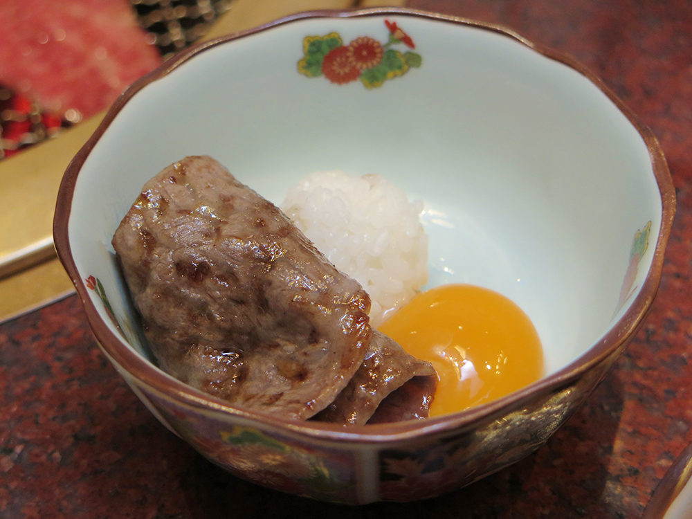 สุกี้ยากี้เนื้อลายหินอ่อน พอย่างสุกจะจุ่มไข่ดิบและกินกับข้าวญี่ปุ่นพอดีคำ